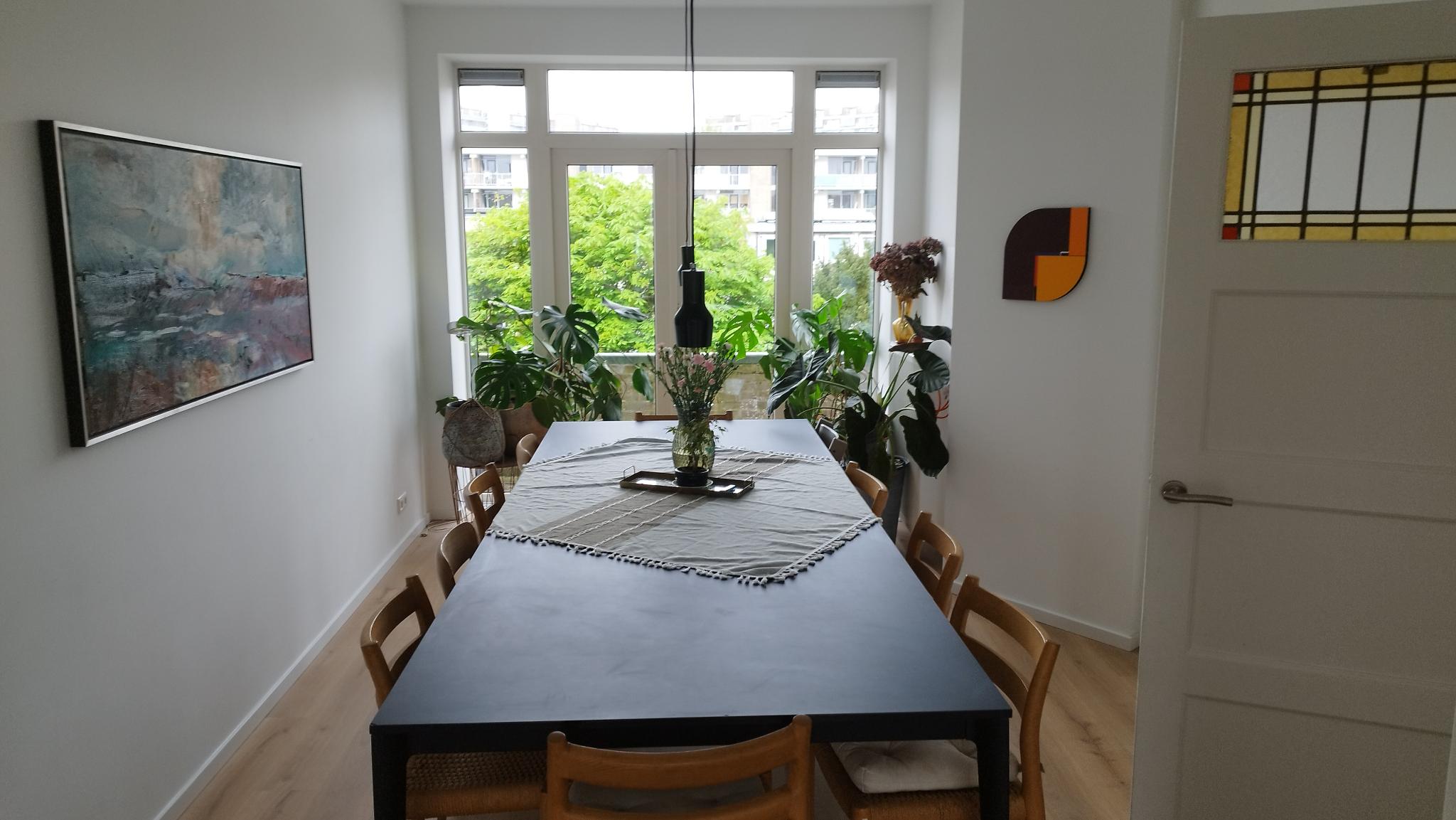 Esszimmer mit großem Esstisch